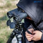 Leofoto BC-01 Stativadapter gebruiker met verrekijker op statief tijdens observatie