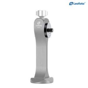 Leofoto S2 Stativadapter gemonteerd op Leofoto statiefadapterhouder, zijaanzicht met bevestigingsschroef.