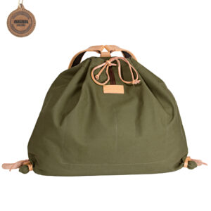 AKAH GEBIRGSRUCKS Canvas 55x65 cm rugzak van groen canvas met leren details en trekkoordsluiting