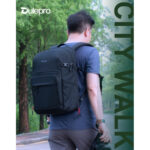 Dulepro City Backpack B420 V2 black gedragen op de rug van gebruiker in groene buitenomgeving