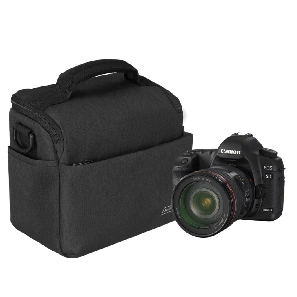 Dulepro Companion Shoulder Bag S18 zwart zijaanzicht naast DSLR-camera op witte achtergrond