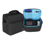Dulepro Companion Shoulder Bag S18 zwart met geopende bovenzijde en volledig ingerichte binnenkant met camera en accessoires