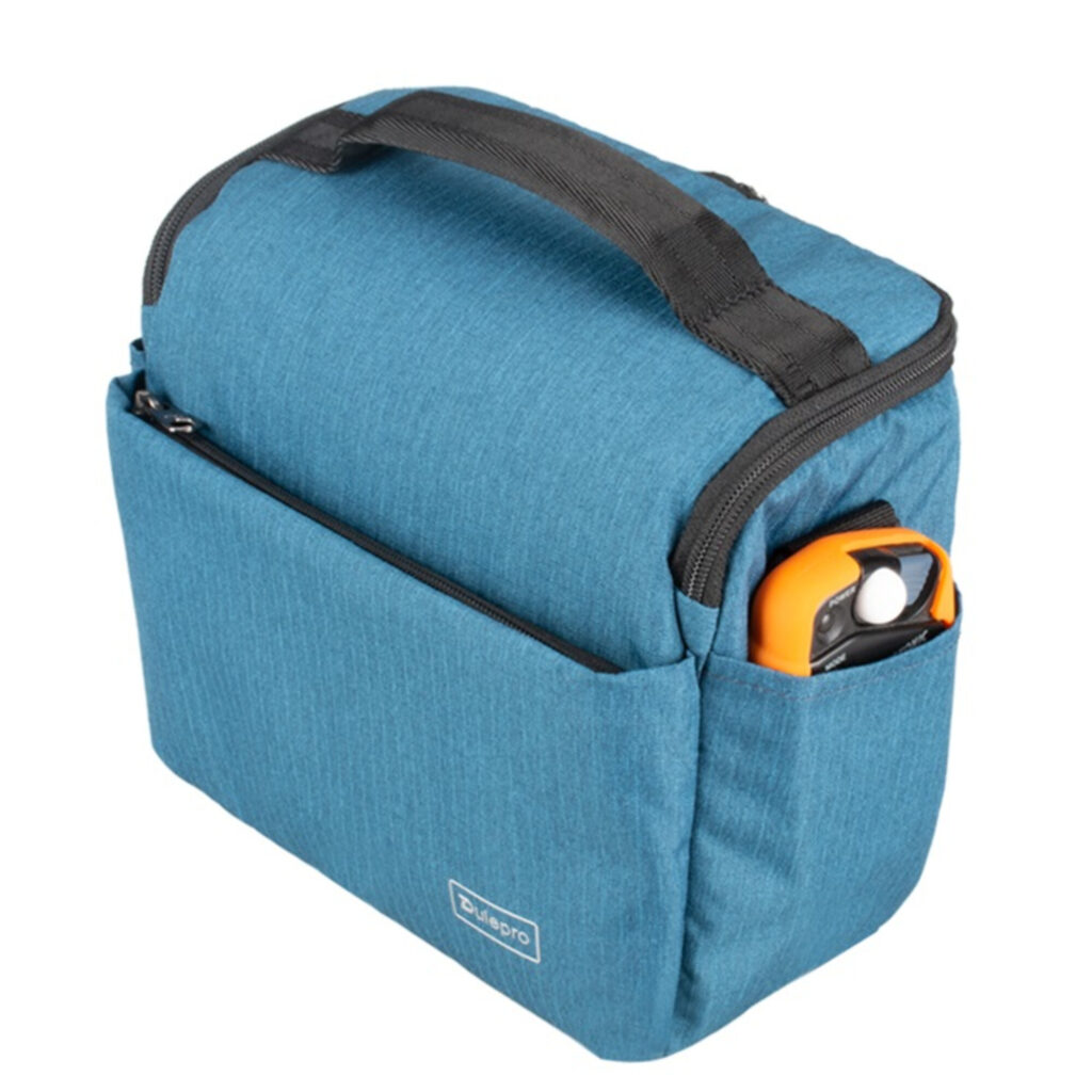 Dulepro Companion Shoulder Bag S22 blauw achterkant met plat achtervak en zichtbaar rode paspoorthouder