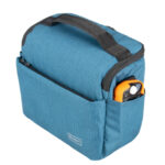 Dulepro Companion Shoulder Bag S22 blauw achterkant met plat achtervak en zichtbaar rode paspoorthouder