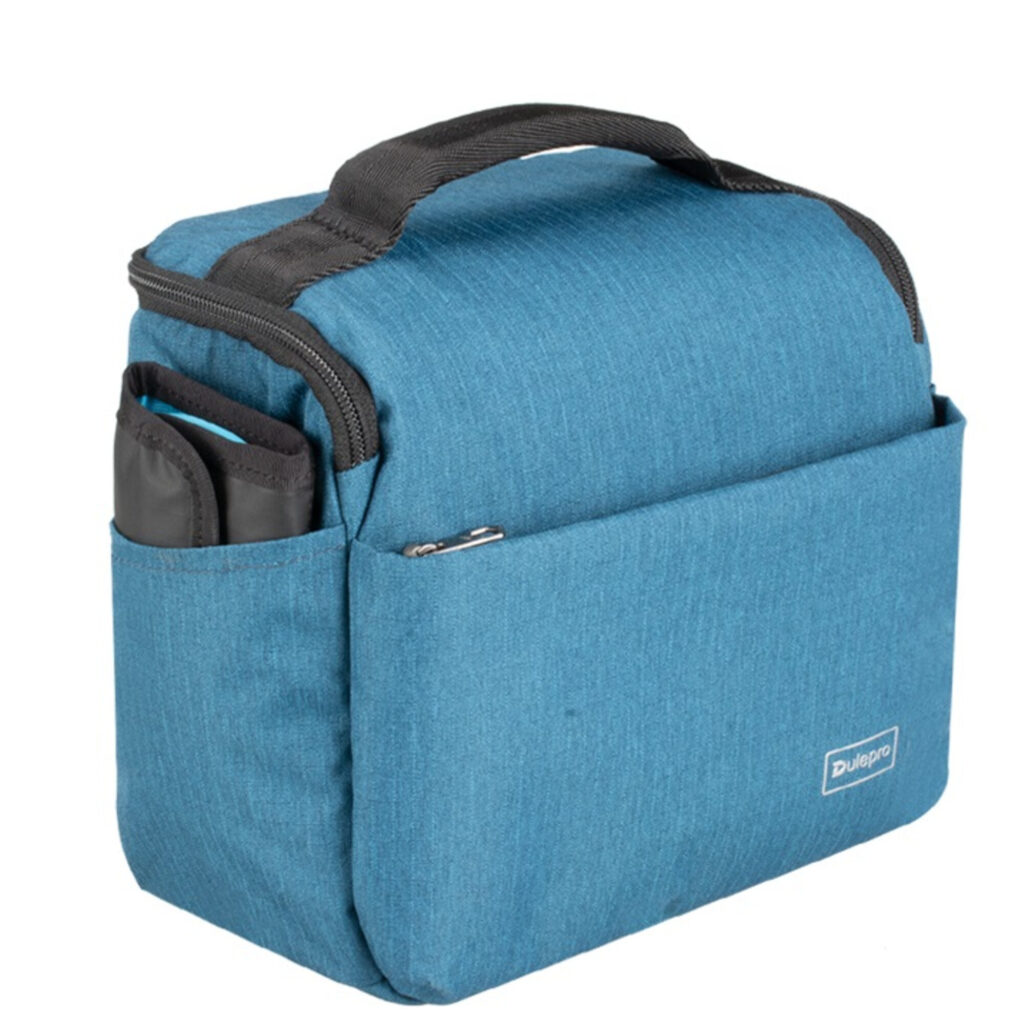 Dulepro Companion Shoulder Bag S22 blauw achterkant met plat achtervak en zichtbaar rode paspoorthouder