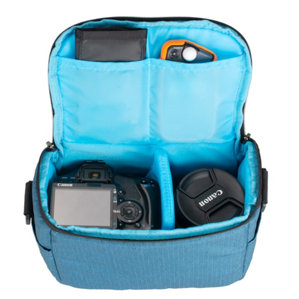 Dulepro Companion Shoulder Bag S22 blauw bovenaanzicht met open klep, camera en extra lens in blauwe binnenvoering