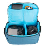 Dulepro Companion Shoulder Bag S22 blauw bovenaanzicht met open klep, camera en extra lens in blauwe binnenvoering