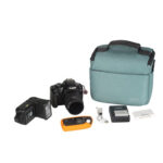 Dulepro Companion Shoulder Bag S22 light green naast foto-uitrusting met camera, objectieven en accessoires