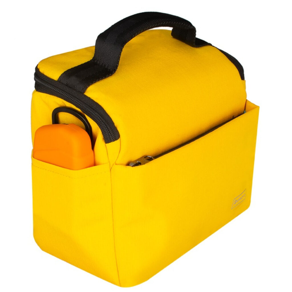 Dulepro Companion Shoulder Bag S22 geel linkerzijaanzicht met zijvak gevuld met accessoire