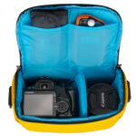 Dulepro Companion Shoulder Bag S22 geel bovenaanzicht geopend met blauwe binnenvoering en camera-indeling