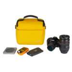 Dulepro Companion Shoulder Bag S22 geel vooraanzicht met cameraspullen weergegeven als inhoudsvoorbeeld