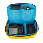 Dulepro Companion Shoulder Bag S22 geel binnenkant volledig gevuld met camera, objectieven en accessoires in blauwe verdelers