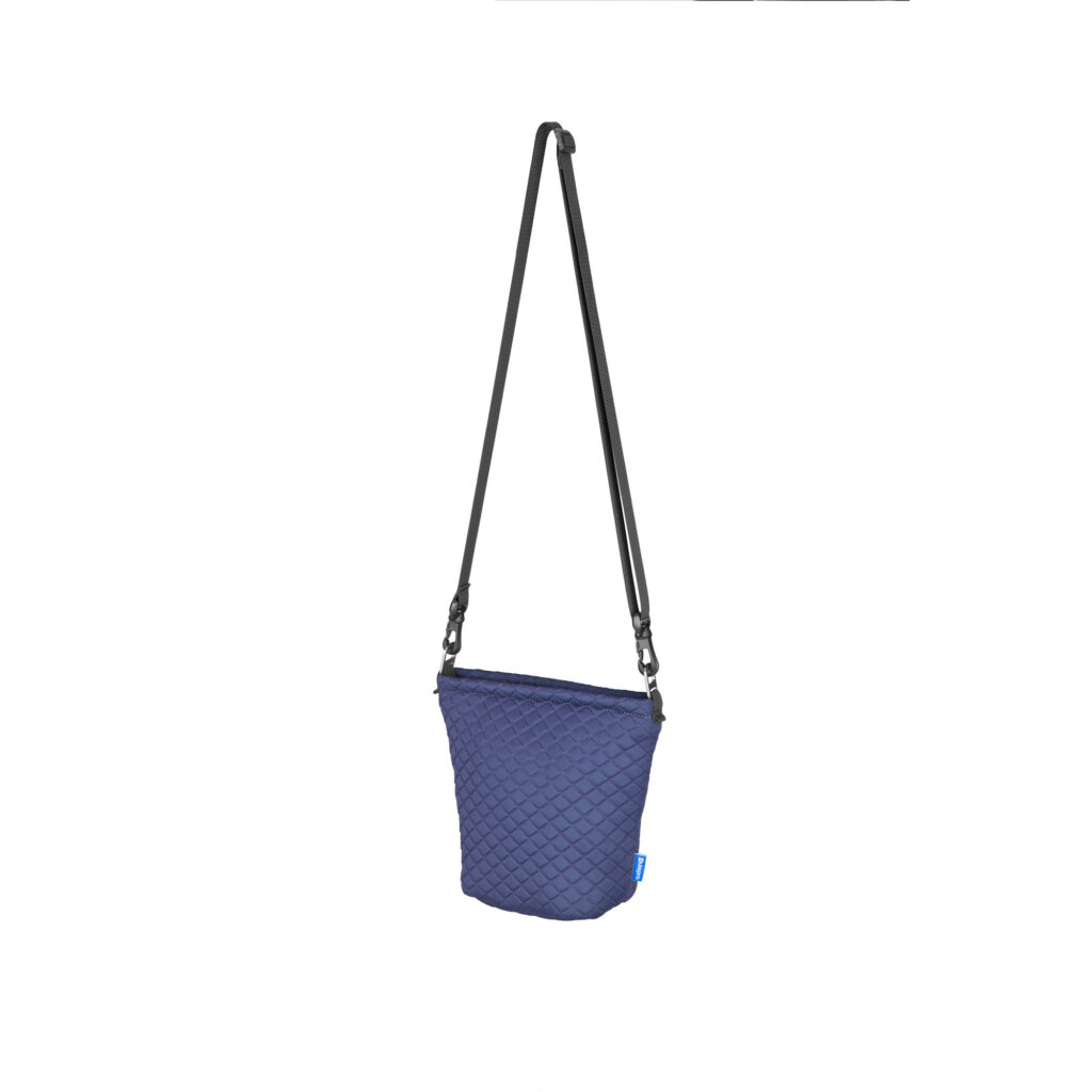 Dulepro Magic DSLR Storage Pouch blauw met schouderriem bevestigd in draagpositie tegen witte achtergrond