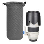 Dulepro Magic Lens Pouch L grijs naast witte telelens als maatvergelijking voor compatibiliteit