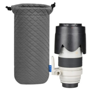 Dulepro Magic Lens Pouch L grijs naast witte telelens als maatvergelijking voor compatibiliteit