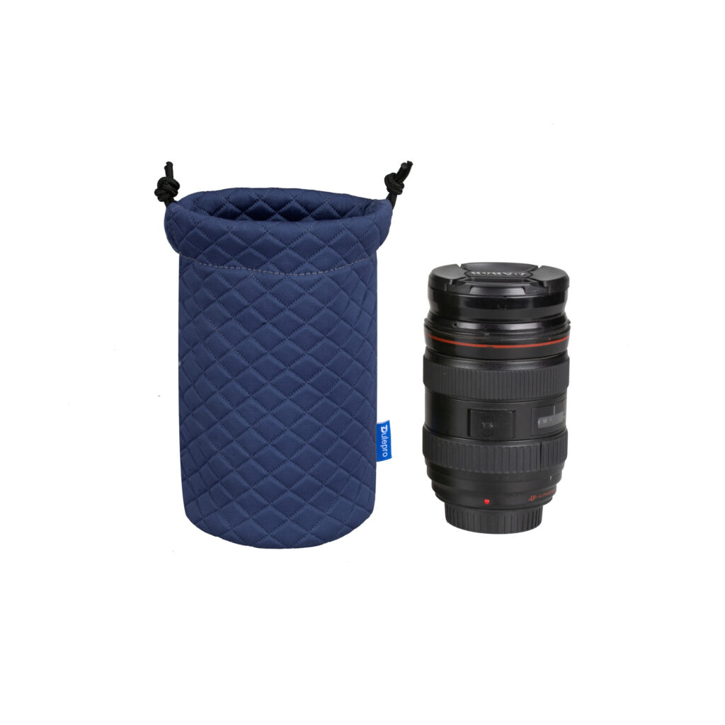 Dulepro Magic Lens Pouch S blauw naast Canon-lens als maatvergelijking