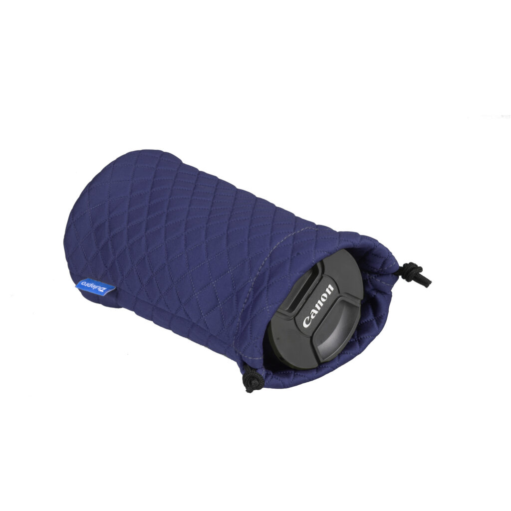 Dulepro Magic Lens Pouch S blauw liggend met lens gedeeltelijk zichtbaar in geopende opening