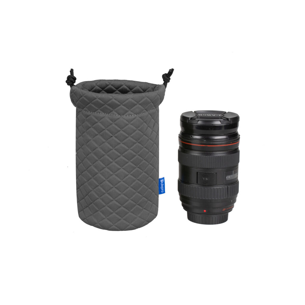 Dulepro Magic Lens Pouch S grijs naast Canon-lens als maatvergelijking