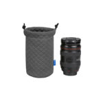 Dulepro Magic Lens Pouch S grijs naast Canon-lens als maatvergelijking