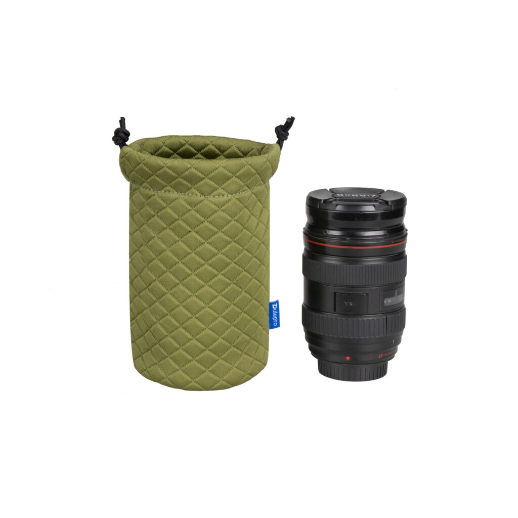 Dulepro Magic Lens Pouch S groen naast Canon-lens als maatvergelijking