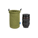 Dulepro Magic Lens Pouch S groen naast Canon-lens als maatvergelijking