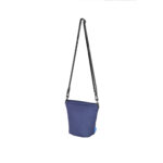 Dulepro Magic Storage Pouch Mirrorless blauw in draagpositie met bevestigde verstelbare schouderriem tegen witte achtergrond