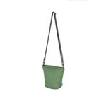 Dulepro Magic Storage Pouch green volledig met schouderriem in draagpositie tegen witte achtergrond