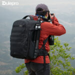 Dulepro Pioneer Pro Backpack B420N gedragen door fotograaf in outdoor omgeving met verrekijker