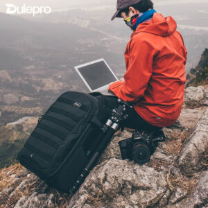 Dulepro Pioneer Pro Backpack B460N zijkant in gebruik bij outdoor fotograaf met regenjas