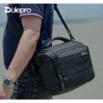 Dulepro Pioneer Shoulder Bag S22 gedragen als schoudertas door persoon in casual outfit