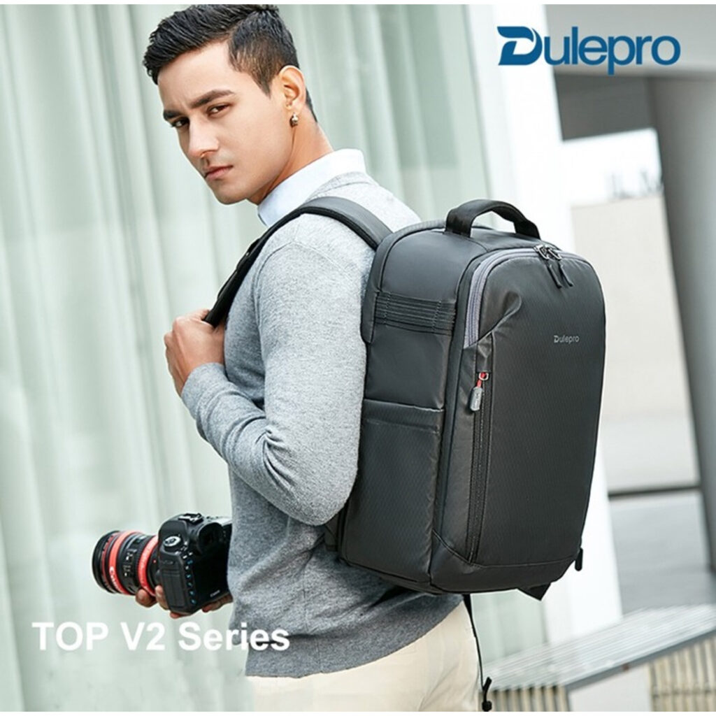 Dulepro Top Backpack B450N V2 gedragen door persoon met camera in moderne setting