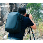 Dulepro Top Backpack B450N V2 in actief gebruik buiten door fotograaf met statief