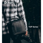 Dulepro Top Shoulder Bag S24 gedragen als schoudertas door gebruiker in stadsomgeving