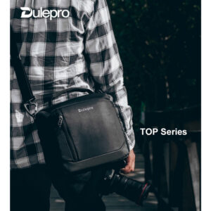 Dulepro Top Shoulder Bag S24 gedragen als schoudertas door gebruiker in stadsomgeving