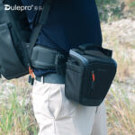 Dulepro Top Zoom Bag Z14 gedragen als heuptas met bevestigingsriem in outdoor setting
