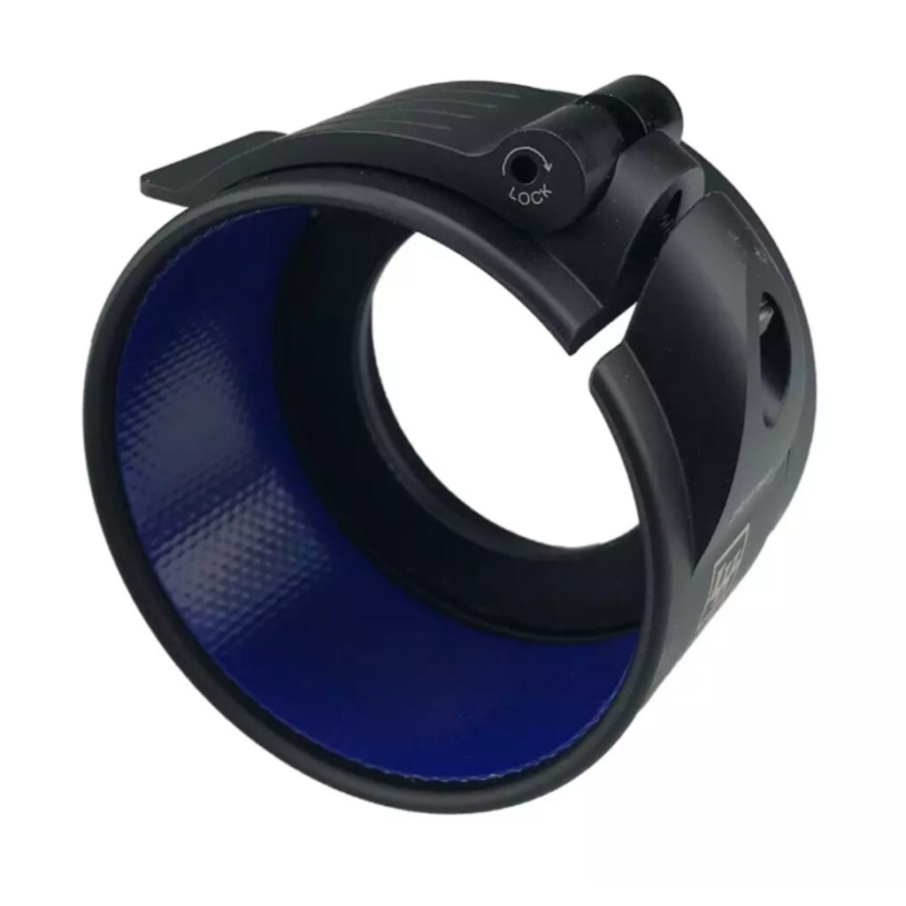 Liemke Objectiefadapter 43mm klemadapter KA MC schuin vooraanzicht met 43mm opening, blauwe antislip binnenvoering en lock vergrendeling