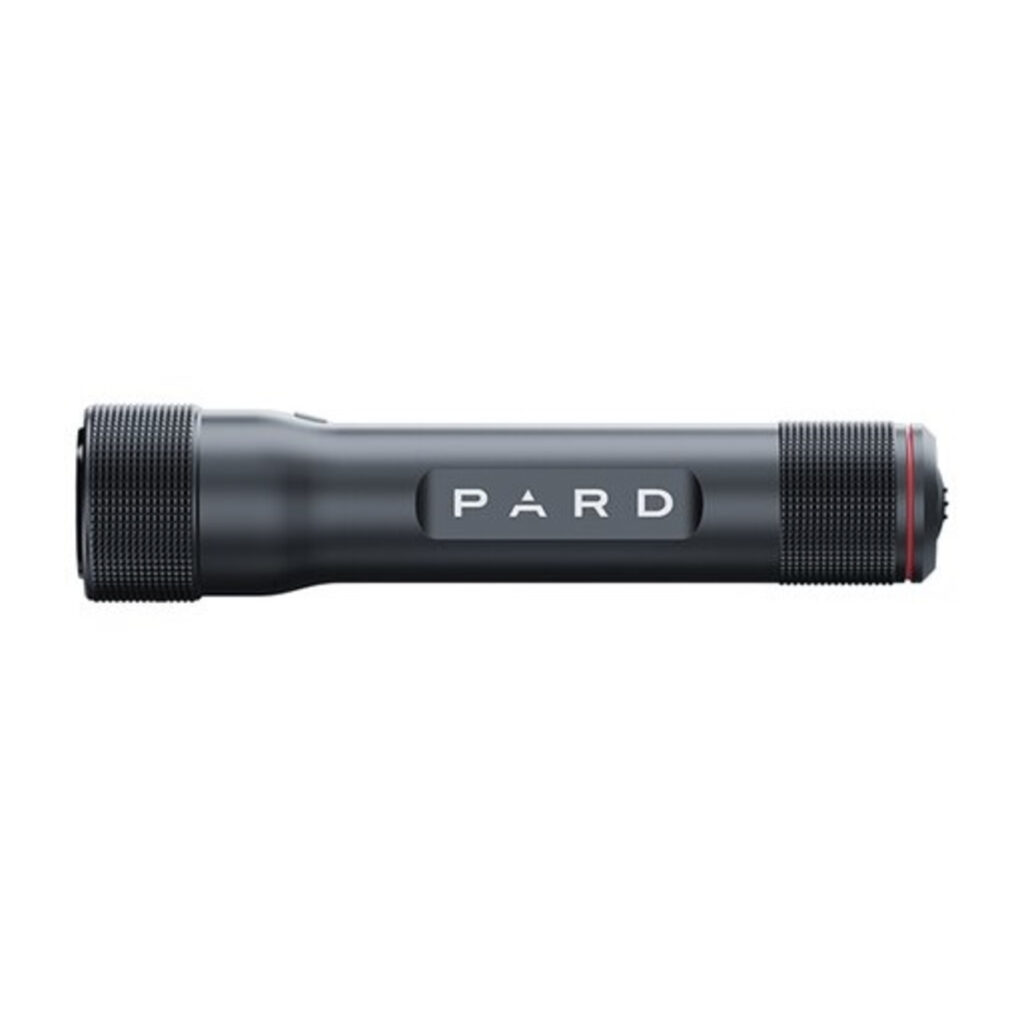 Pard TL 3 940nm infraroodlamp zijaanzicht met PARD logo en compacte cilindervorm