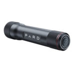 Pard TL 3 940nm infraroodlamp schuin vooraanzicht met verstelbare kop en robuuste afwerking