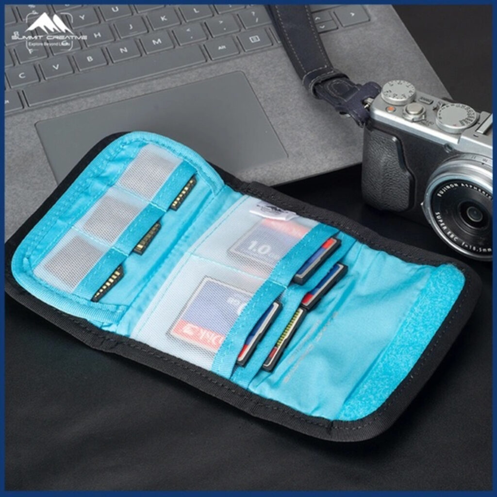 Summit-Creative Memory Card Bag black geopend naast laptop en camera met geheugenkaarten en accessoires in zicht