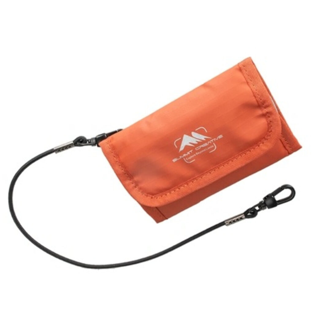 Summit-Creative Memory Card Bag orange schuin vooraanzicht met bevestigingskoord en logobedrukking