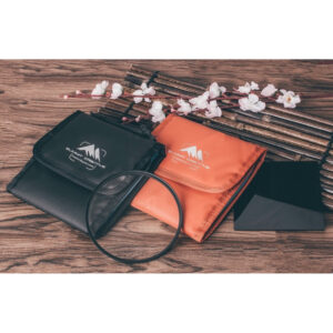 Summit-Creative Filterbag FB100-5 oranje en zwart op houten ondergrond met filters en decoratieve elementen