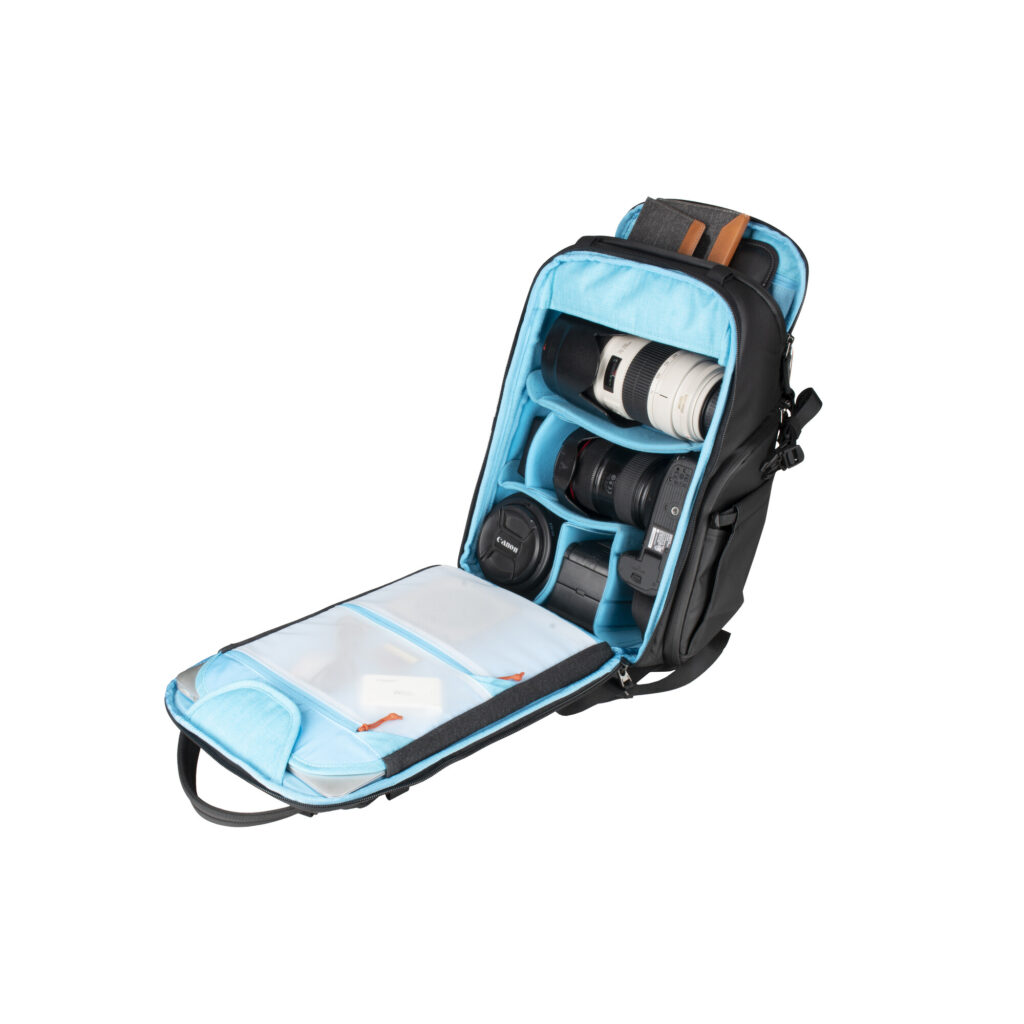 Summit-Creative Metropolis Backpack 16 L black geopend van opzij met zichtbare camera-uitrusting in blauwe voering