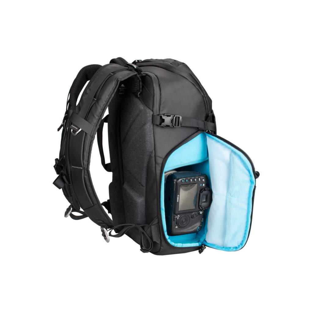 Summit-Creative Metropolis Backpack 22l black achterkant met geopend laptopvak en laptop erin