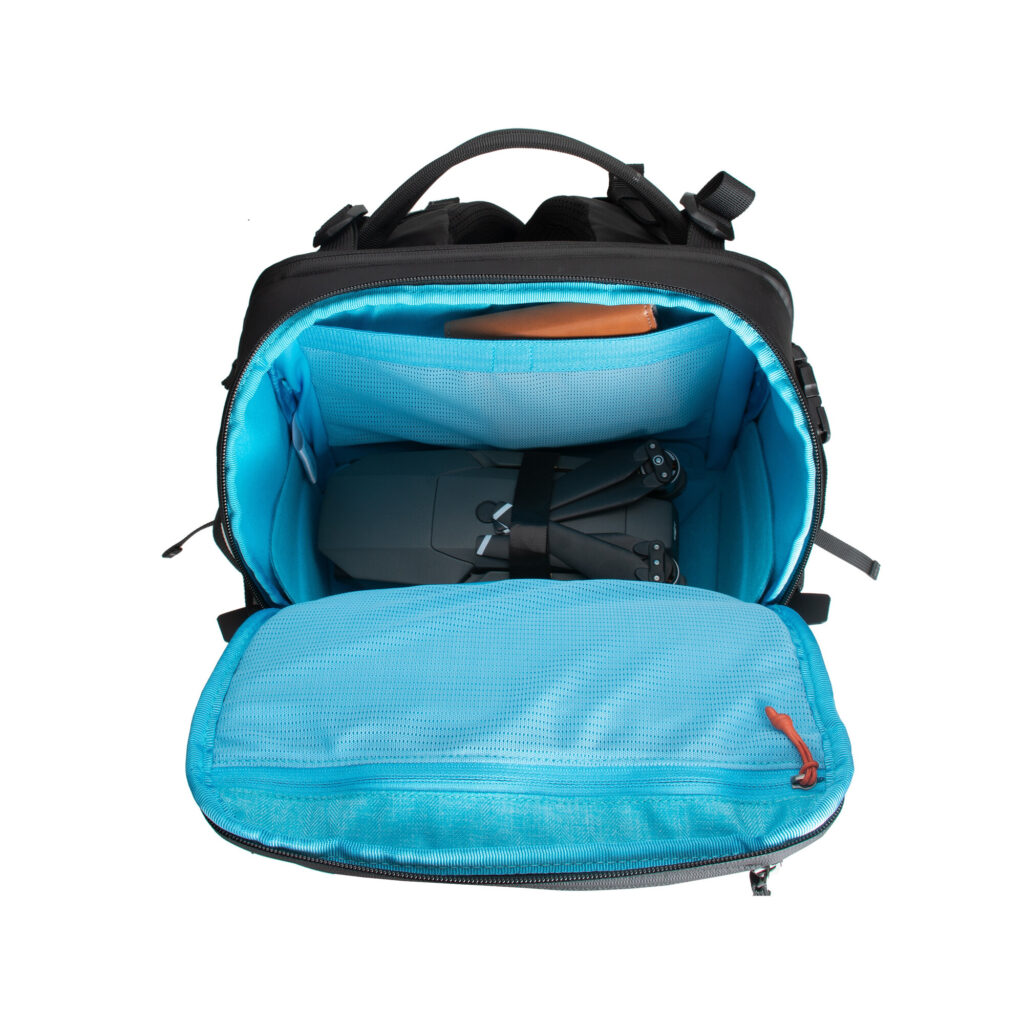 Summit-Creative Metropolis Backpack 22l black binnenzijde met open camera-organizer en accessoires in blauwe voering