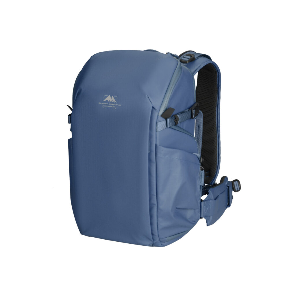 Summit-Creative Metropolis Backpack 22l blauw drie-kwart zijaanzicht met ritssluitingen en gesp
