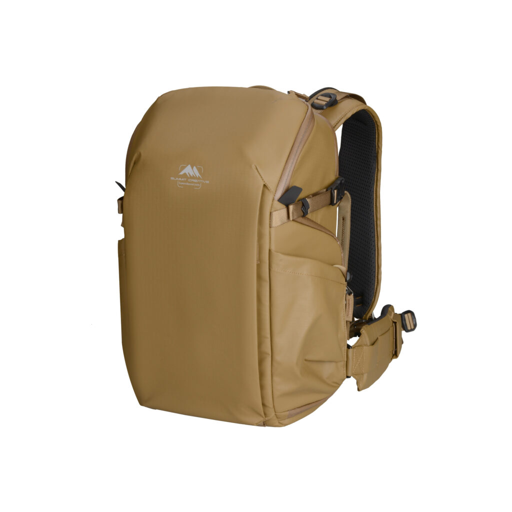 Summit-Creative Metropolis Backpack 22l champagne zijaanzicht met gesloten hoofdcompartiment en handvat