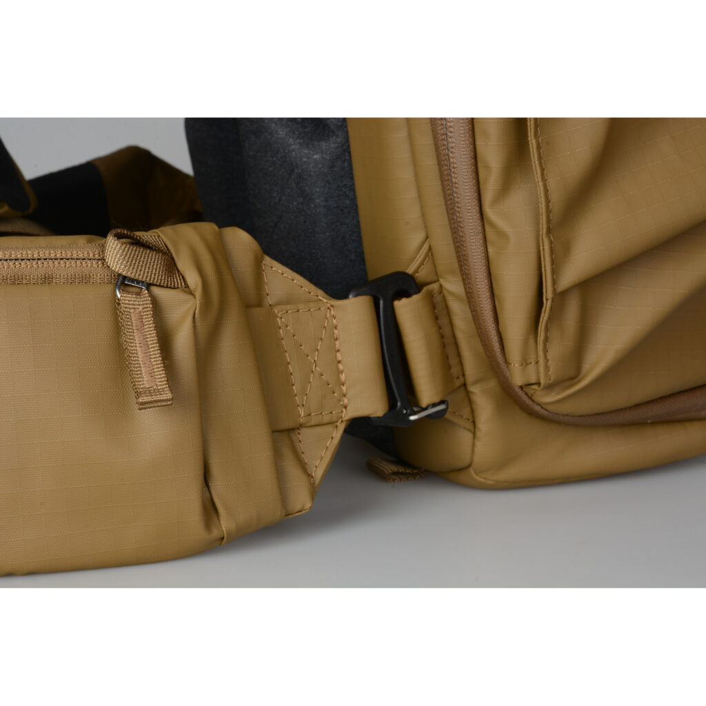 Summit-Creative Metropolis Backpack 22l champagne close-up van bevestigde heupriem aan zijkant
