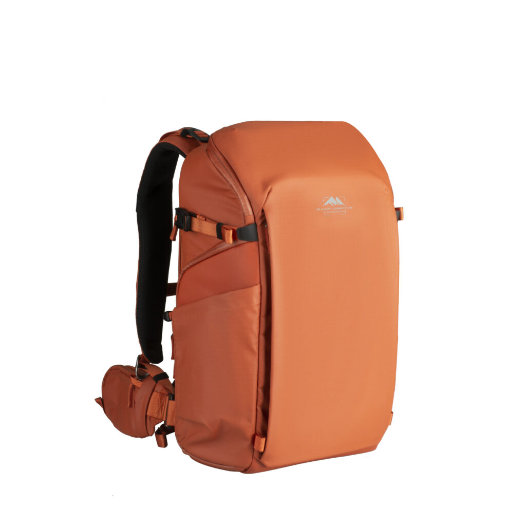 Summit-Creative Metropolis Backpack 22l oranje rechterzijaanzicht met heupriem en comfortabele schouderbanden