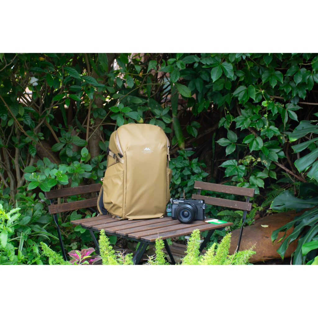 Summit-Creative Metropolis Backpack 26l champagne gedragen tijdens wandeling in stedelijke omgeving