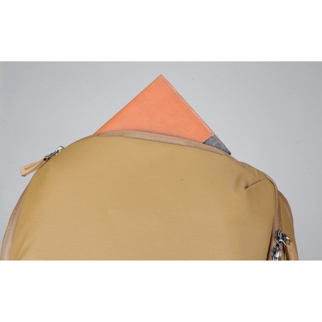 Summit-Creative Metropolis Backpack 26l champagne geopend zijvak met cameravak en uitrusting